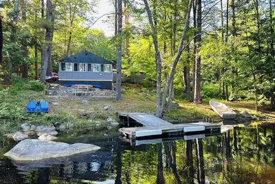 Image de Professionally styled waterfront cottage on Sebago. Cozy and Serene.