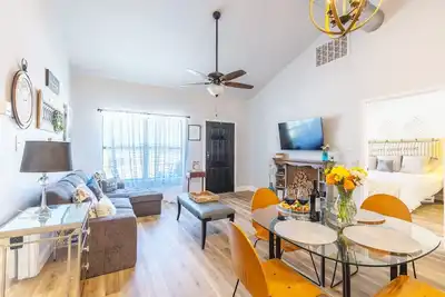 Image de La Casita: Hot-tub & Firepit, 15 min to Fred!