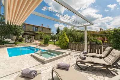 Image de Villa Vital with private pool, jacuzzi, children playground and billiard in Vižinada