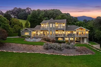 Image de Blue Mountain View by Carolina Mornings | Fire Pit, Hot Tub🚣‍♂️+Biltmore Pass