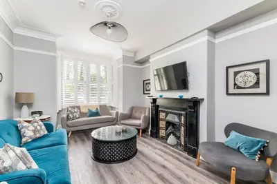 7 Longfield Terrace · Gorgeous Central 5 Bed House in York with Parking I Pass The Keys