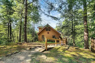 This Amazing cabin offers seclusion and tranquility. Spectacular view& hot-tub