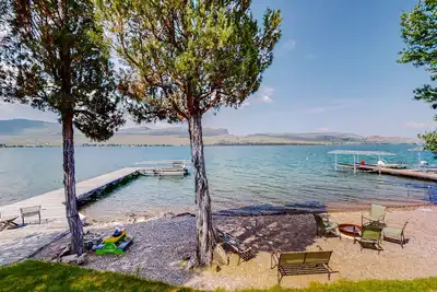 Image de Lakefront home with private beach, dock, firepit, & grill - dazzling sunset view