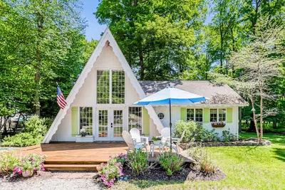 Image de Dog-friendly A-frame home near beaches & downtown with firepit, deck, badminton