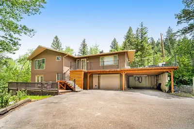 Image de 2-story home near popular trailheads with firepit, deck, grill, fireplace, patio