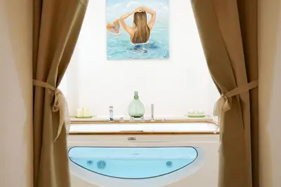 Image de A pochissimi minuti dal centro storico ma in posizione tranquilla e riservata