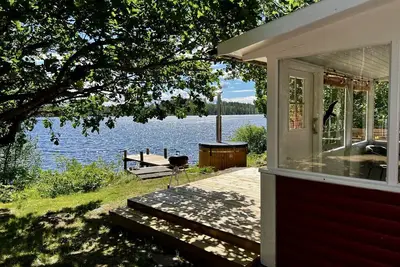 Image de Dream vacation by the lake in Småland with sauna, hot tub and boat