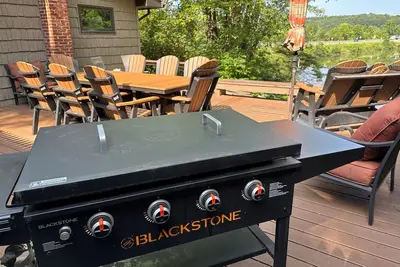 Image de Cozy 3-bed lakefront home with deck & fireplace