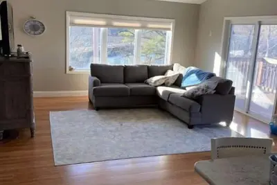 Image de Bright 2-bedroom lake view home