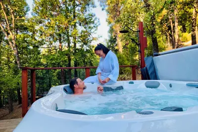Image de Romantic Getaway Near Lakes + Private Hot Tub