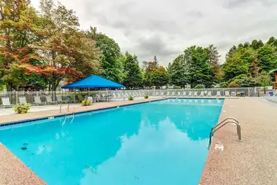 Image de 2nd-floor condo with in/outdoor pools, sauna, tennis, gym, firepit, pool spa