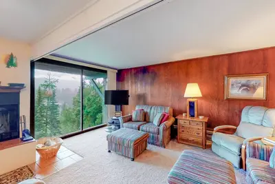 Image de Ski-in/out Purgatory condo with lake & mountain-view balcony, fireplace