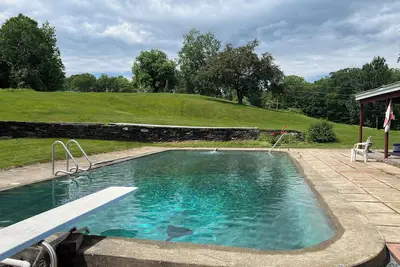 Image de Secluded farmhouse with private inground pool!
