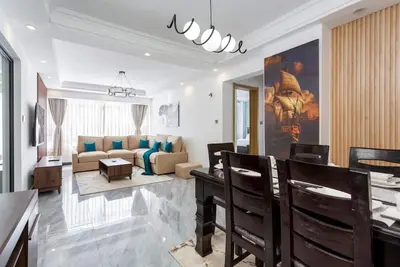 Image de Spacious, high end and tastefully furnished apartment, skyline view!