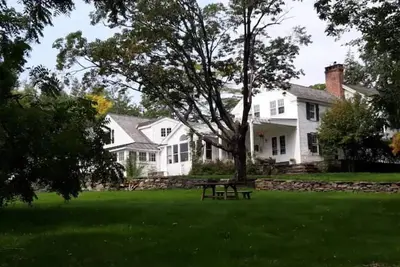 Image de Hickory Hill House: a country retreat, lovely gardens, trails, boats & tennis.