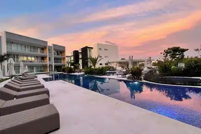 Image de Seven Mile Beach Area, Kyle's Condo @ One Canal Point Resort!