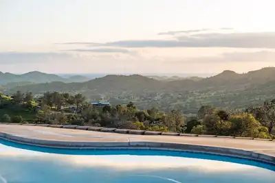 Image de Secluded Beautiful Mountainside Getaway with a Pool & Views