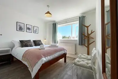 Image de Maison-Salle de bain privée séparée-Moderne-Grace's Place in Ely