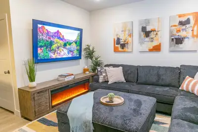 Image de New townhome. Private hot tub! 30 minutes to Zions. Ev Charger plug