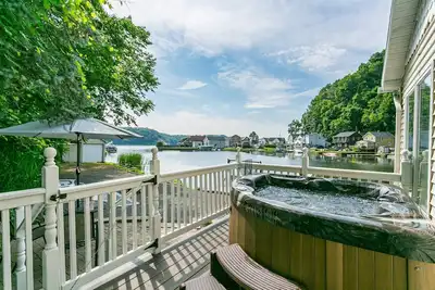 Image de Waterfront Hot Tub On The Bay