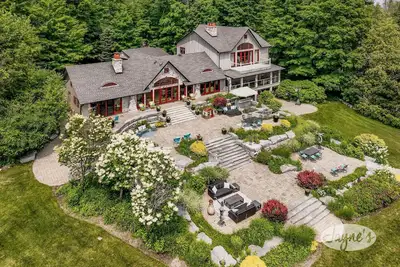 Image de 7 bed 8 bath cottage on Lake Simcoe, 730' Frontage, South Exposure!