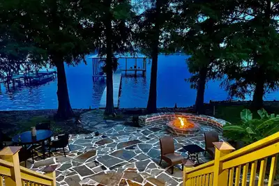 Image de 2 story river house with Amazing views!