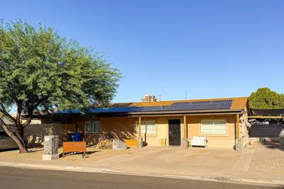 Image de Stylish home in a great central location with central Ac, Bbq grill, W/D