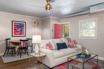 Image de Historic Burlington Gem: Cozy Retreat with Outdoor Oasis