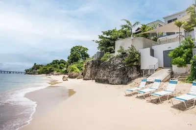 Image de 4 Bedroom Beachfront Property with private pool