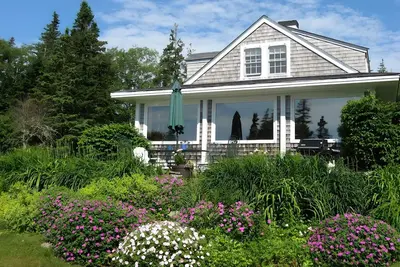 Image de Private oceanfront view just steps from the rocks! Family-owned, dog-friendly.