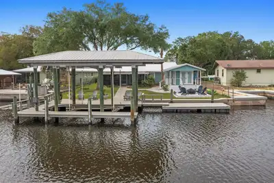 Image de River's Edge Retreat-3/3. 5, sleeps 9, waterfront with dock! Newly Remodeled!