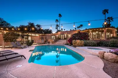 Image de Grand! Camelback views home with jacuzzi and pool.
