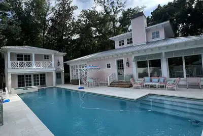 Image de The Pink House in Fairhope, Al - less than a mile from The Grand Hotel!