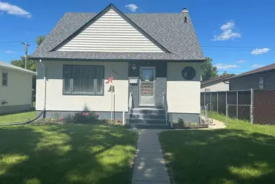 Image de Spotless 4 Bedroom House in Winnipeg Sleep 8.
