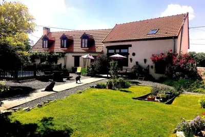 Saint-Saturnin 3-Bed Home, Sleeps 10, Pool, Garden