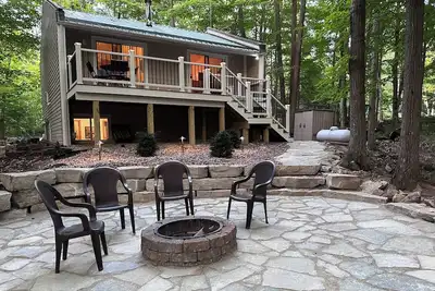 Image de The best patio and firepit at The Cat's Lair in the woods! Level 2 Ev charger!