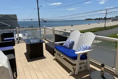 Image de Spacious apartment with Spectacular Views of Li Sound across from private beach