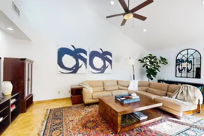 Image de Desert retreat with private pool, grill, firepit, Ping-Pong, mountain view, & Ac