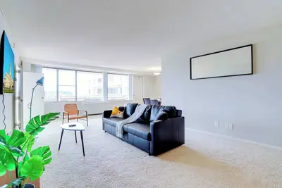 Image de Steps from Metro & D. C. | Apt in National Landing