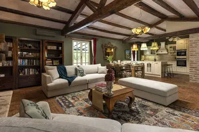 Image de Le Chateau Villa with swimming pool and vineyard view