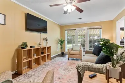Image de Firepit & Patio- Mins to Dining- The Vaughnique