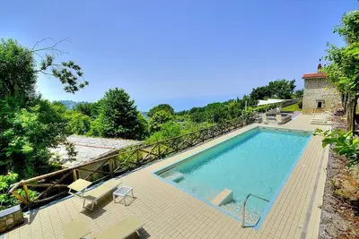 Image de Villa Cibele: An elegant and welcoming three-story villa in a quiet position, located on a hillside above the sea, with Free Wi-Fi.