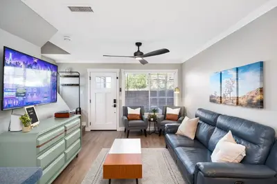 Image de Fun, cozy townhouse in central Mesa. Stocked kitchen, games, community pool/spa