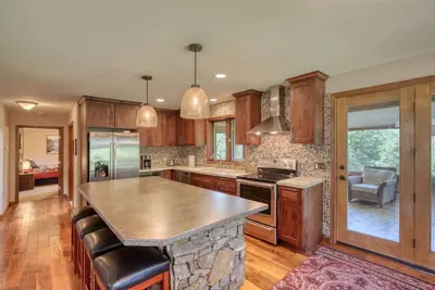 Image de Secluded & Spacious Cabin W/ a Spa and Garage