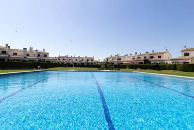 Image de Maison de 3 chambres avec jardin privé et piscine commune