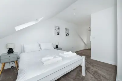 Image de Claude Street - Gleaming 4 bed terraced house with enclosed garden