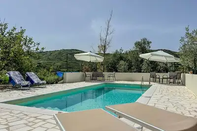 Image de House in the Grapevine - Gabriel