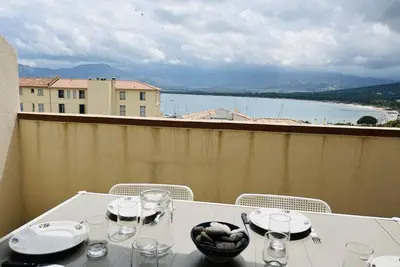 Image de Appartement cosy à Calvi, 5 couchages, terrasses avec vue mer, accès plage, Wifi inclus