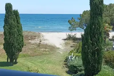 Image de T2 bord de mer, accès direct sur la plage. Terrasse vue mer.