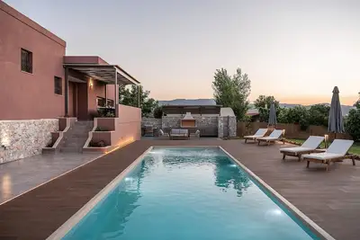 Villa Enny, Modern & Luxurious, Heated Pool